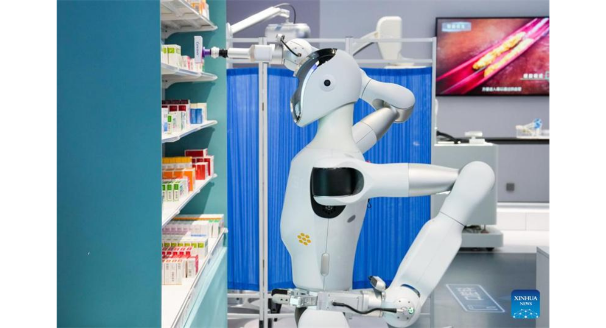 薬局の棚の前で人型ロボットが作業している様子。医薬品が並ぶ店内でAIを活用した接客や業務支援を行うロボットの姿。