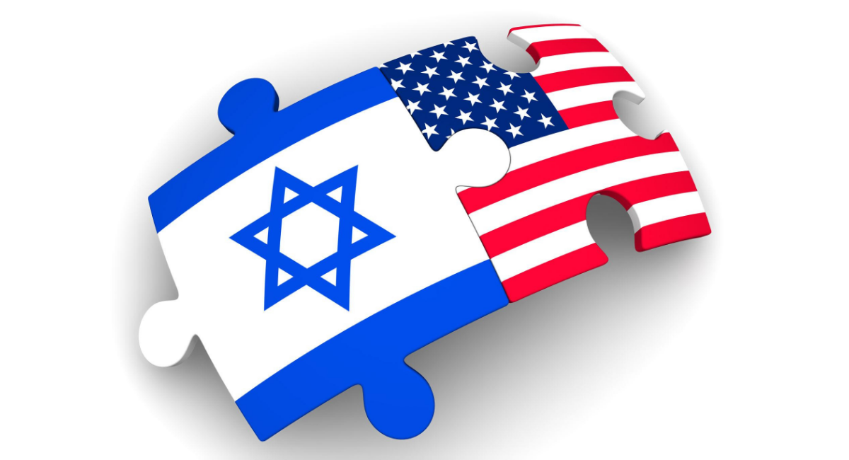 イスラエル国旗とアメリカ国旗がパズルのピースのように組み合わさり、両国の同盟関係や戦略的な結びつきを象徴しているイメージ。