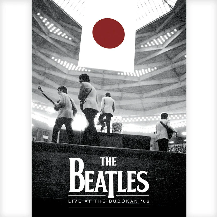 日本武道館のステージ上で演奏するビートルズを背後から捉えたモノクロ風ポスター。上部に日の丸が配置され、1966年の来日公演を象徴するビジュアル。