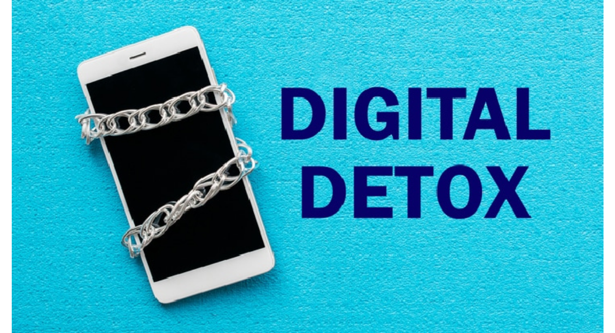 チェーンで縛られたスマートフォンと「DIGITAL DETOX」の文字で、スマホ依存からの解放や利用制限を表したデジタルデトックスのイメージ画像