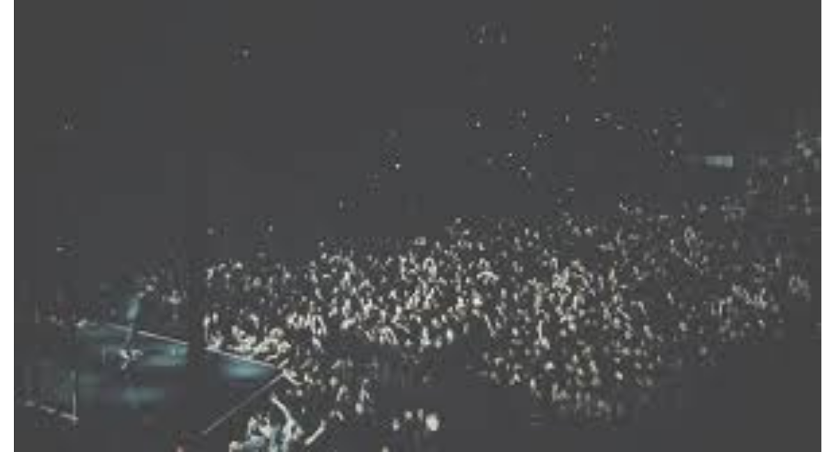 ライブ会場で観客が熱狂する様子を捉えた画像で、音楽体験や臨場感、AI時代に再評価されるライブの価値を表現したイメージ