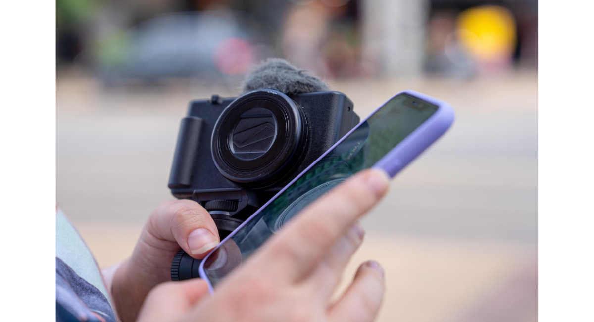カメラとスマートフォンを手に持ち動画や撮影を行う様子のイメージ