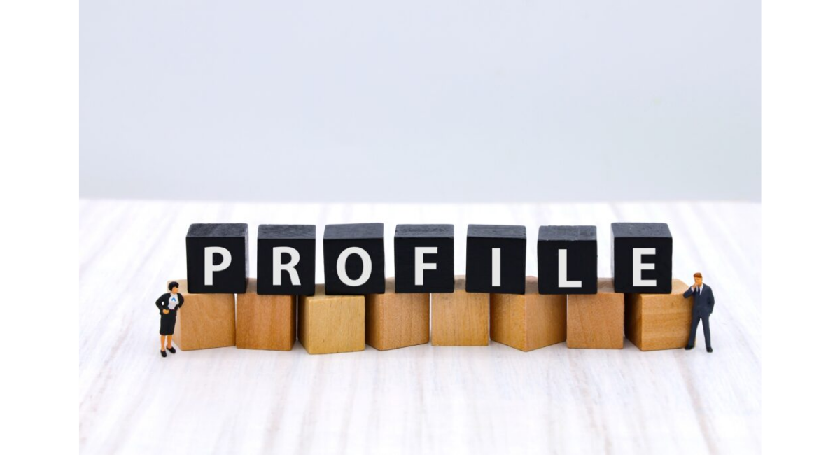 PROFILEと書かれたブロックと人物ミニチュアでプロフィールを表現したイメージ